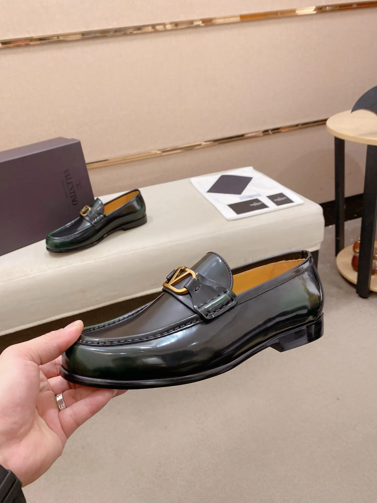 Factory price: 700💰Valentino's new men's V logo micro-label business casual loafers. These Derby loafers are made of imported cowhide leather. They are light in texture and cool in style. The uppers are decorated with brand logo buckles, highlighting the big-brand style! The lines reveal novel urban trends. The toe is round and full, and the rubber foam sole and triple protruding leather welt complement each other. It is extremely fashionable and charming, with dyed calfskin lining, genuine leather feet, and standard logo decoration. It is simple yet elegant. It has a classic European and American loose style and is extremely comfortable on the feet. Size: 39-44 (38.45. Customized)